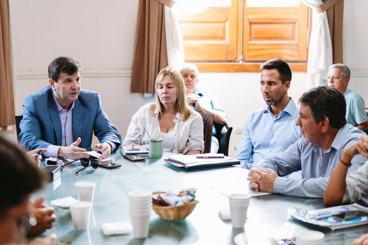 Festram trasladó a la misma la necesidad de acordar el incremento de una ayuda escolar, la que será tratada en la próxima reunión de paritaria. Festram trasladó a la misma la necesidad de acordar el incremento de una ayuda escolar, la que será tratada en la próxima reunión de paritaria.