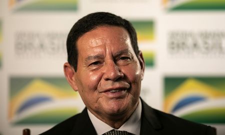 Mourão le habría indicado a Alckmin por mensaje de texto que se ponía a disposición para dar comienzo a la transición. Mourão le habría indicado a Alckmin por mensaje de texto que se ponía a disposición para dar comienzo a la transición.