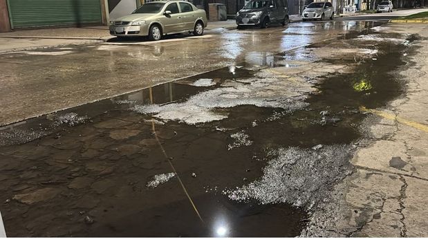 La importante pérdida de agua potable se registra en la transitada esquina de Bulevar y Perón.