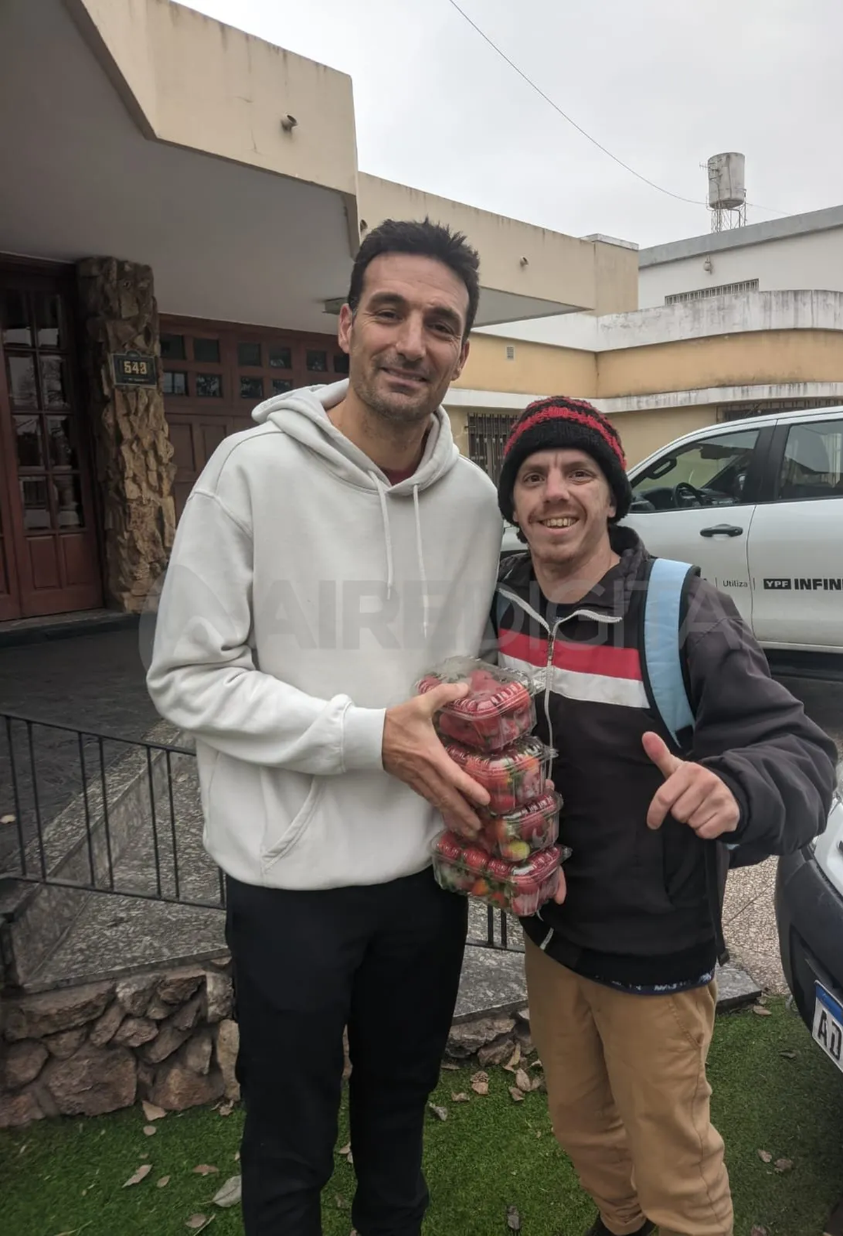 La respuesta de Lionel Scaloni sobre las frutillas de Coronda que sorprendió al santafesino que se las regaló. La respuesta de Lionel Scaloni sobre las frutillas de Coronda que sorprendió al santafesino que se las regaló.