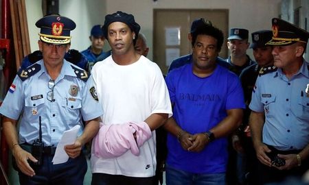 entre picados con asesinos y 40 grados, ronaldinho cumple un mes en la carcel en paraguay entre picados con asesinos y 40 grados, ronaldinho cumple un mes en la carcel en paraguay
