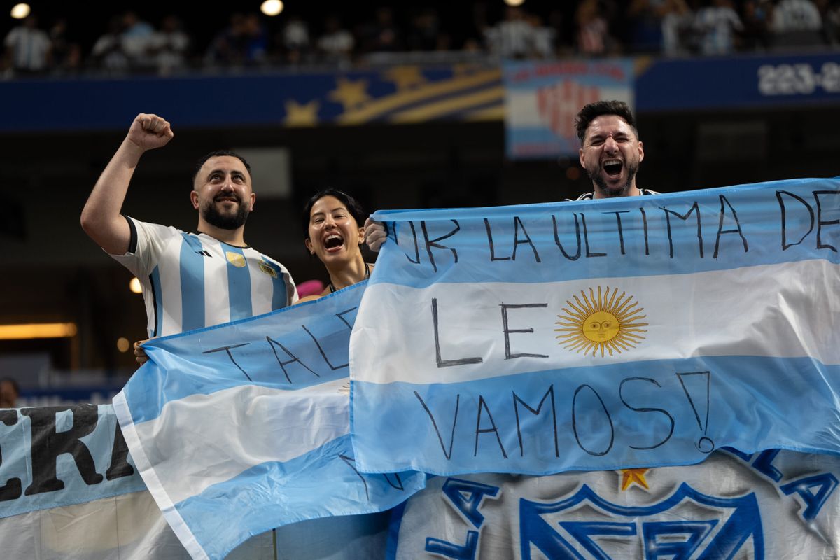 Las tribunas del estadio se tiñeron de celeste y blanco con distintas banderas llevadas por los hinchas argentinos durante el duelo ante Inglaterra. Las tribunas del estadio se tiñeron de celeste y blanco con distintas banderas llevadas por los hinchas argentinos durante el duelo ante Inglaterra.
