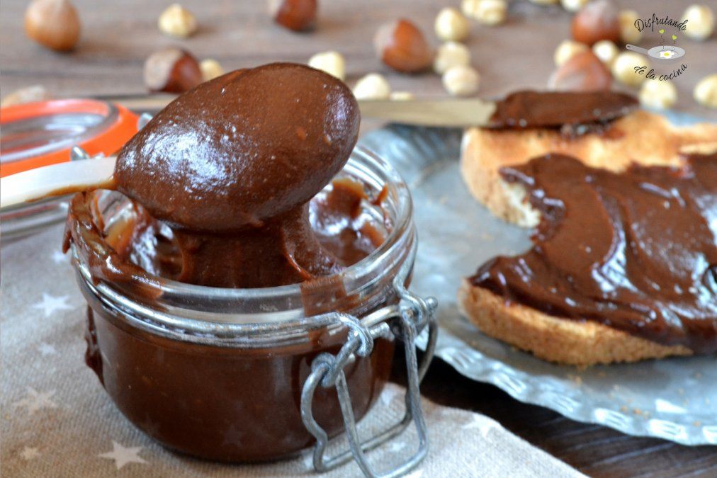 Crema de chocolate y avellanas casero para la merienda.