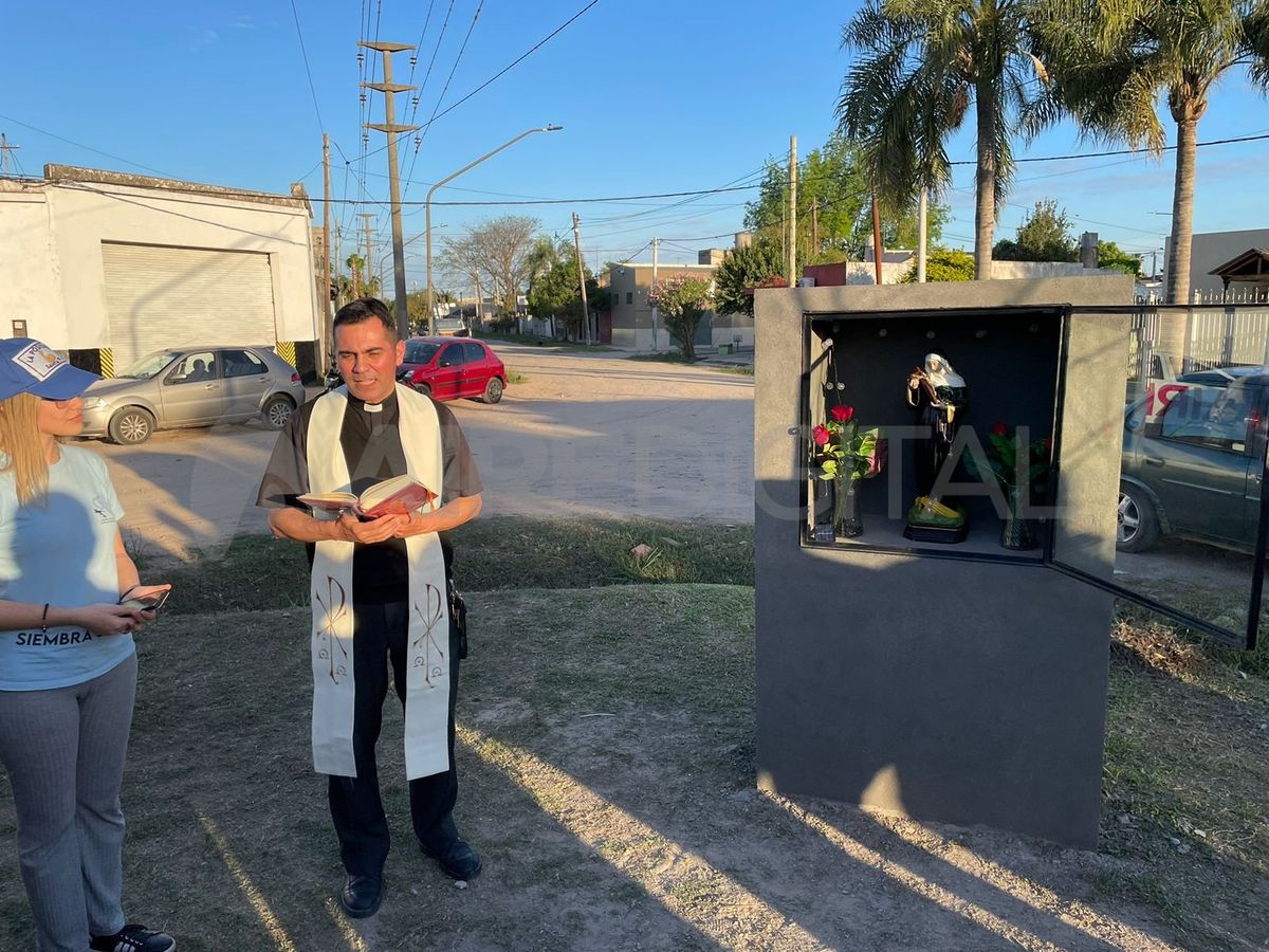 El padre Javier Rossi bendijo la imagen de Santa Rita en la Plaza La Positiva de barrio Liceo Norte.