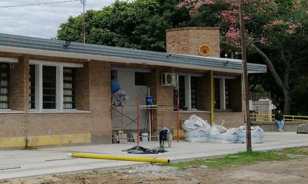 En el marco del plan de mejora de fachadas y veredas, en el establecimiento educativo ubicado en Urquiza 790 se están invirtiendo 7.244.849,35 pesos. En el marco del plan de mejora de fachadas y veredas, en el establecimiento educativo ubicado en Urquiza 790 se están invirtiendo 7.244.849,35 pesos.