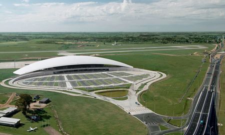 El primer vuelo internacional llegó al Aeropuerto de Carrasco. El primer vuelo internacional llegó al Aeropuerto de Carrasco.