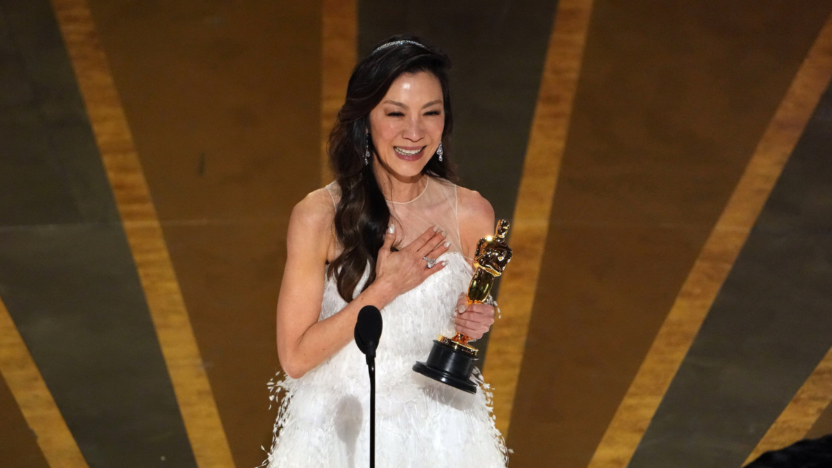El sexto Oscar de la noche para la película fue el de Michelle Yeoh, quien tenía una dura batalla contra Cate Blanchett. “Se está haciendo historia”, manifestó la actriz.