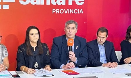 El ministro Pablo Olivares presentó junto a su equipo el Presupuesto 2026 de la Provincia de Santa Fe y se refirió a las paritarias de docentes y estatales. El ministro Pablo Olivares presentó junto a su equipo el Presupuesto 2026 de la Provincia de Santa Fe y se refirió a las paritarias de docentes y estatales.