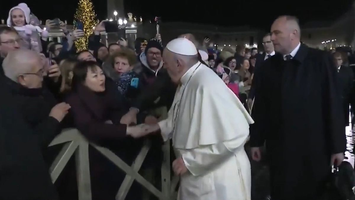 Los chirlos del Papa Francisco a una mujer que lo tironeó del brazo