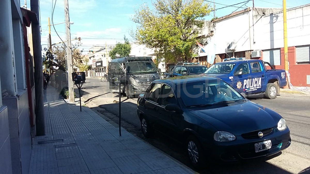 El momento donde el Cuerpo de Infantería llegaba a la dependencia policial.