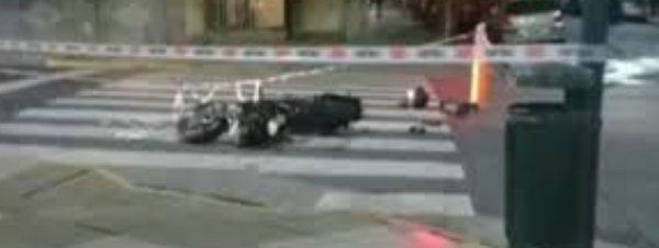 Un policía se arrojó encima de un motochorro en movimiento para detenerlo