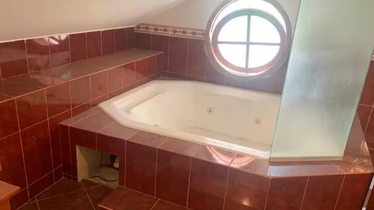 Descubrieron un jacuzzi en la oficina del ex intendente.