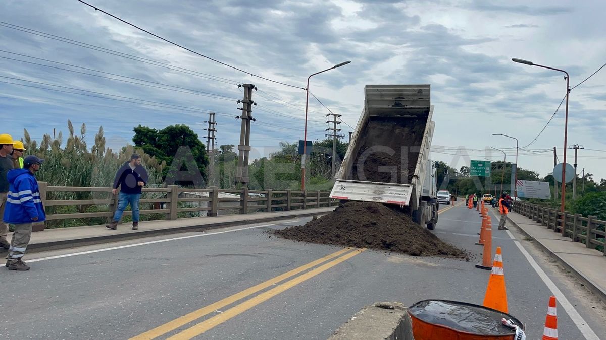 La siguiente fase del puente Bailey incluye la instalación de rampas, esenciales para el paso vehicular una vez que el puente esté operativo. La siguiente fase del puente Bailey incluye la instalación de rampas, esenciales para el paso vehicular una vez que el puente esté operativo.