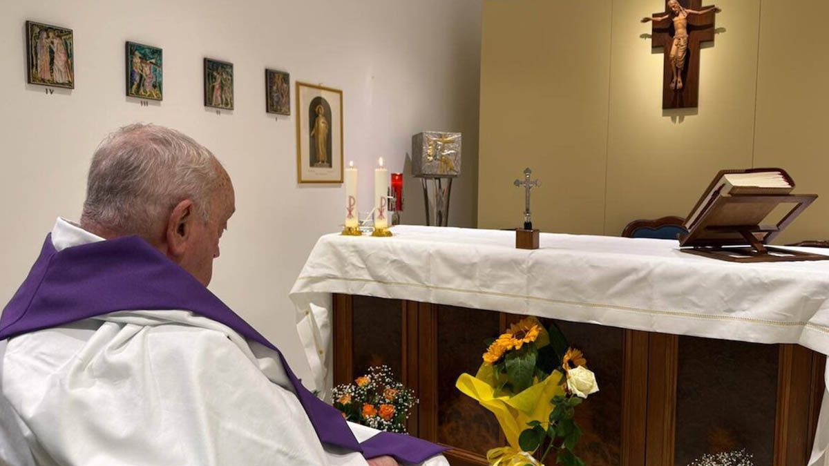 Difunden la primera foto del papa Francisco desde su internación