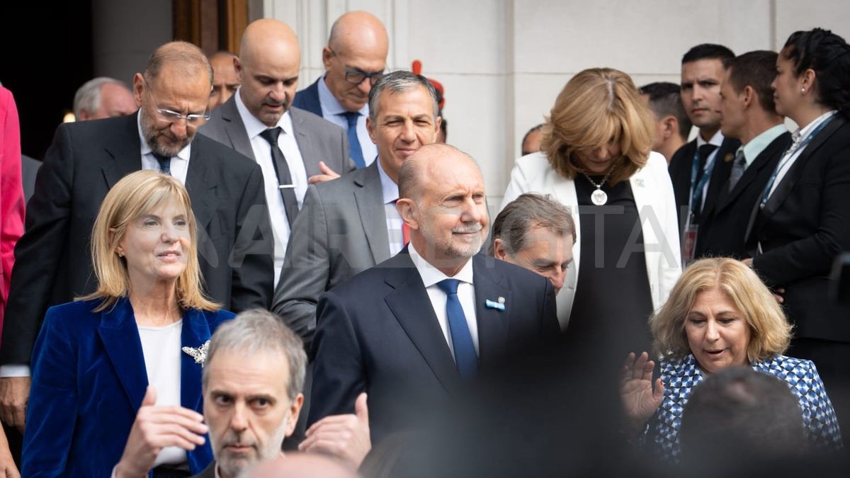 El gobernador Omar Perotti y la vicegobernadora Alejandra Rodenas dejan el Palacio Legislativo tras el acto de apertura del 141° período de sesiones ordinarias.