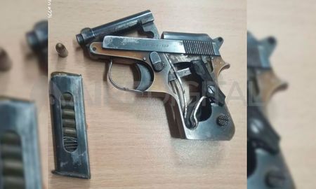 El agresor portaba una pistola marca Beretta, la cual estaba cargada en su totalidad. El agresor portaba una pistola marca Beretta, la cual estaba cargada en su totalidad.
