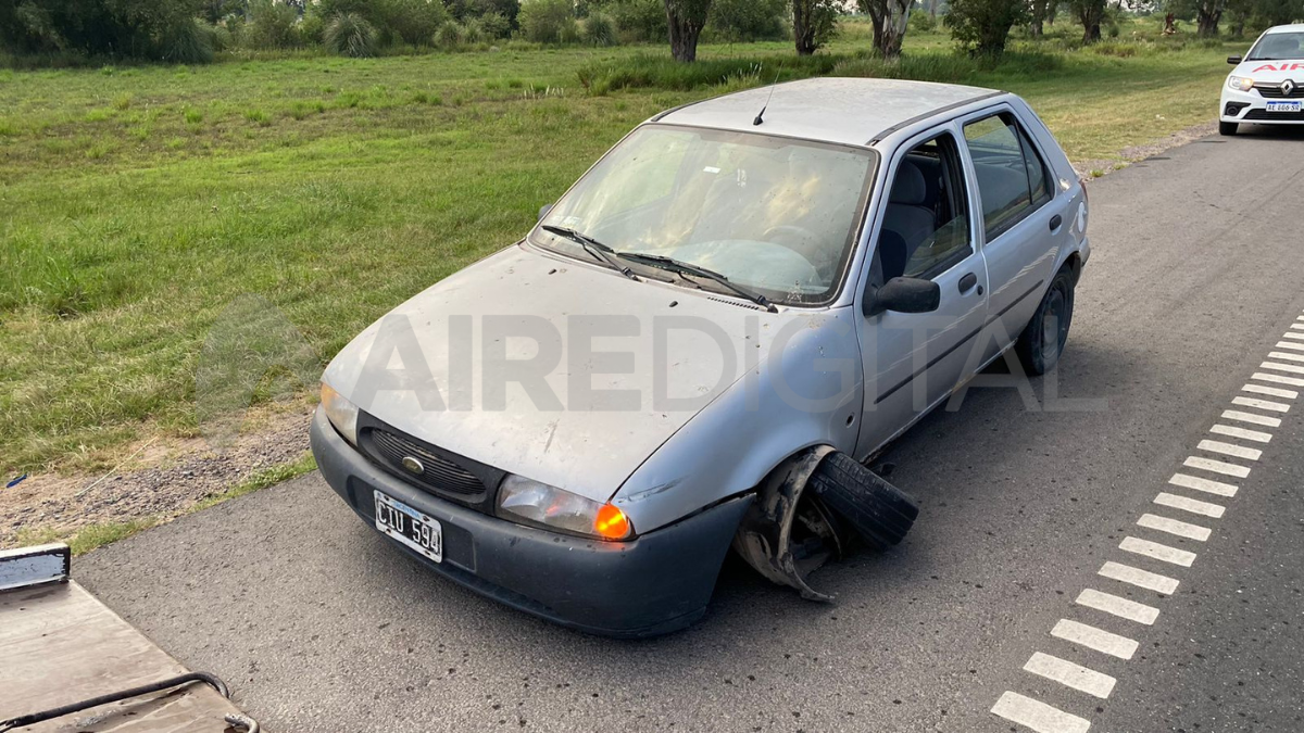 El auto chocó contra el bloque de hormigón y destrozó su tren delantero.