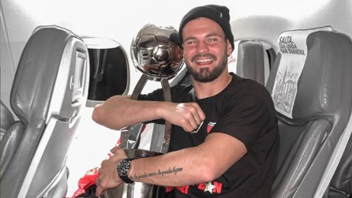 Ignacio Chicco abraza la copa que Colón recibió al salir campeón el último 4 de junio.