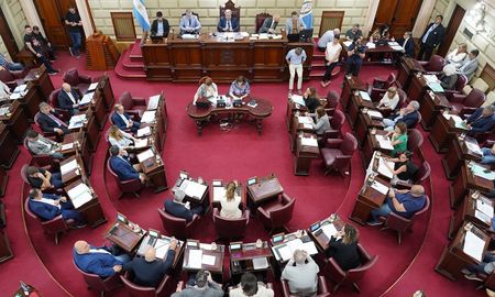 La Cámara de Diputados de Santa Fe sesionará este jueves con el objetivo de retomar el temario que quedó pendiente de la semana pasada. La Cámara de Diputados de Santa Fe sesionará este jueves con el objetivo de retomar el temario que quedó pendiente de la semana pasada.