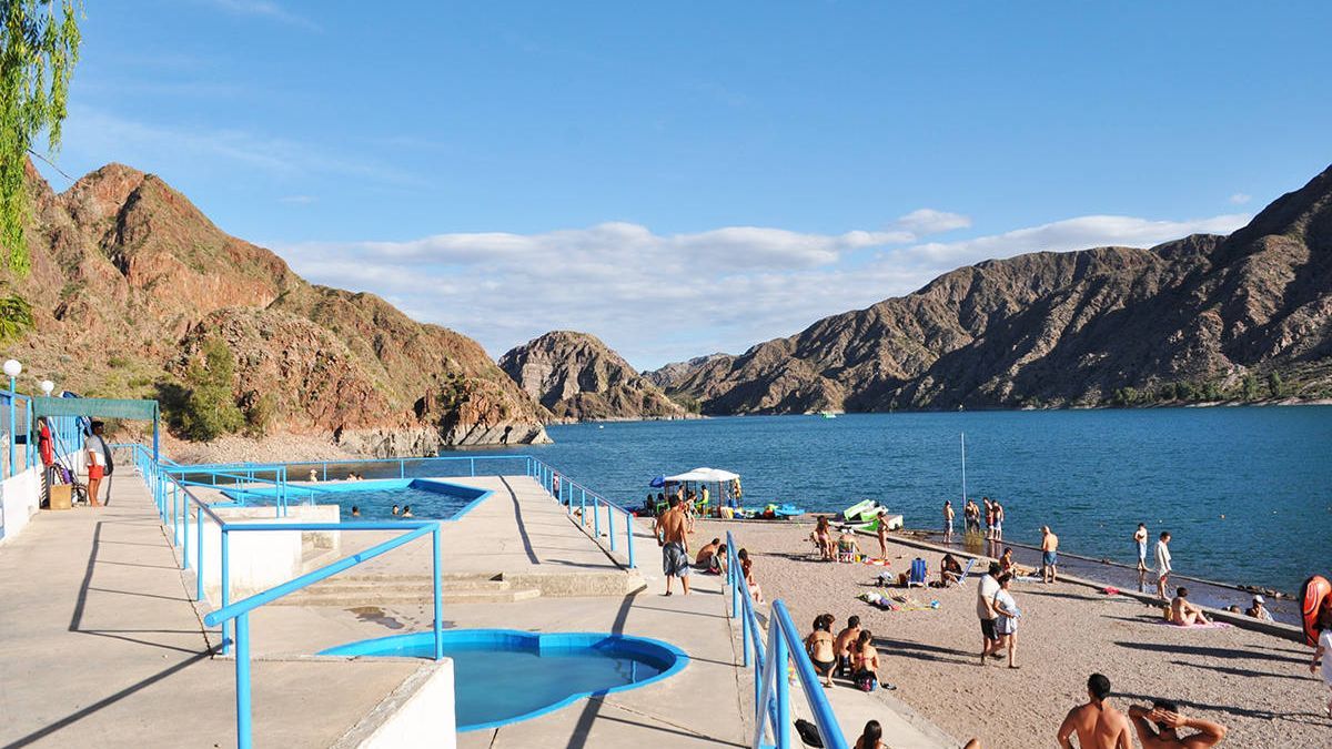 Los diques y ríos mendocinos se transforman en el refugio elegido frente a las altas temperaturas.