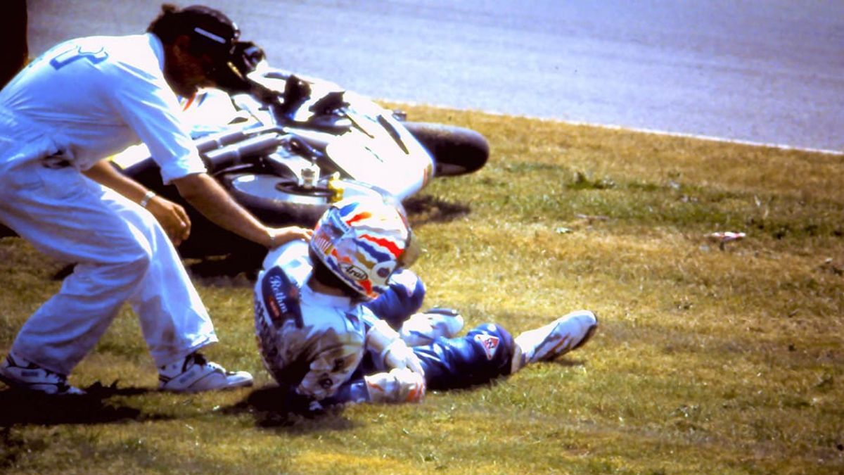 El viernes 26 de junio de 1992 y, durante la segunda tanda de entrenamientos para el GP de los Países Bajos, en Assen, se cayó y, mientras su cuerpo dio vueltas sobre el asfalto y el pasto –donde terminó su derrape–, su pierna derecha quedó debajo de la moto, por lo que sufrió una fractura distal con desplazamiento de la tibia. El viernes 26 de junio de 1992 y, durante la segunda tanda de entrenamientos para el GP de los Países Bajos, en Assen, se cayó y, mientras su cuerpo dio vueltas sobre el asfalto y el pasto –donde terminó su derrape–, su pierna derecha quedó debajo de la moto, por lo que sufrió una fractura distal con desplazamiento de la tibia.