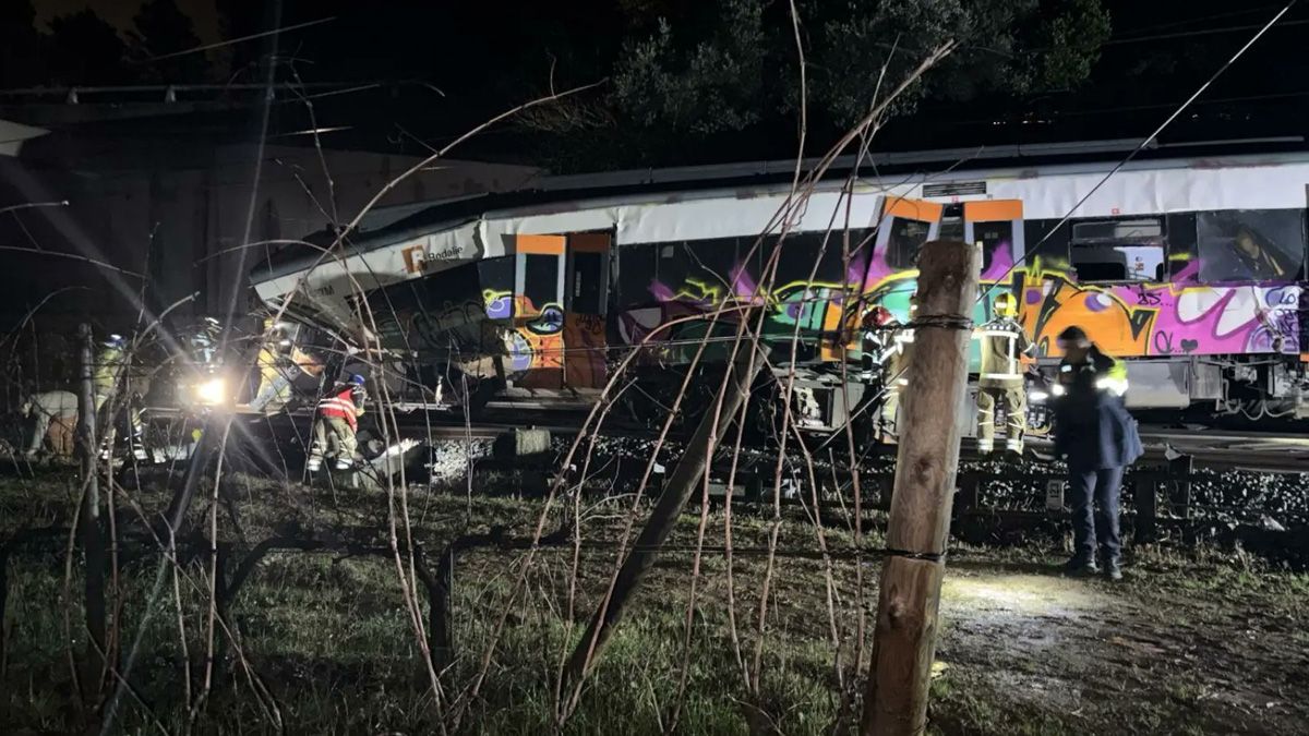 El tren de la línea R4 descarriló en Barcelona luego del derrumbe de un muro de contención sobre las vías.