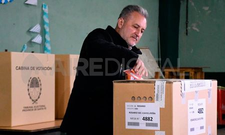 Cerca del mediodía, el rosarino puso el voto y espera hacer una buena elección. Cerca del mediodía, el rosarino puso el voto y espera hacer una buena elección.