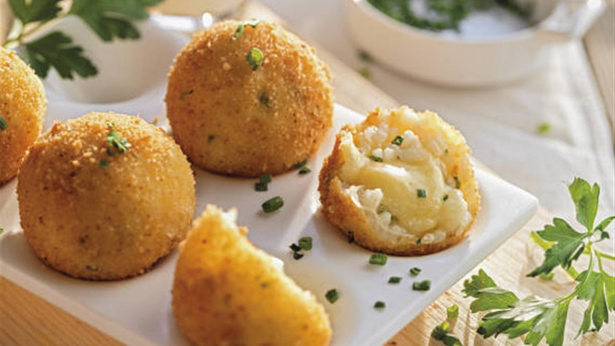Cómo hacer bombas de arroz rellenas con queso