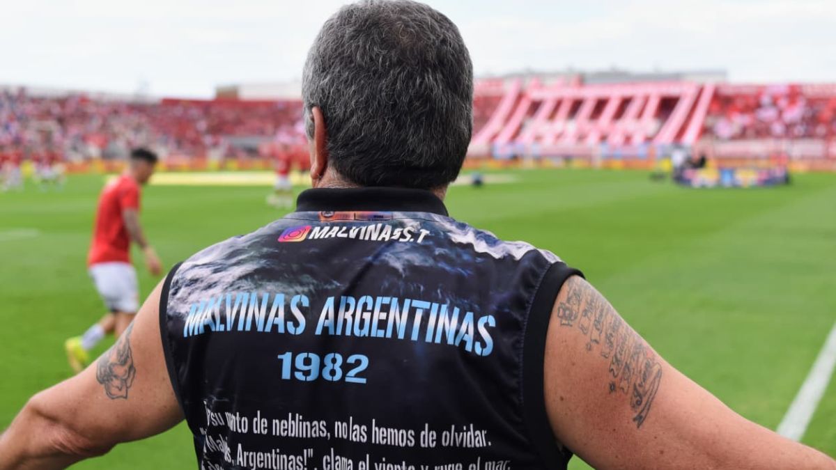 "Malvinas argentinas, clama el viento y clama el mar". "Malvinas argentinas, clama el viento y clama el mar".