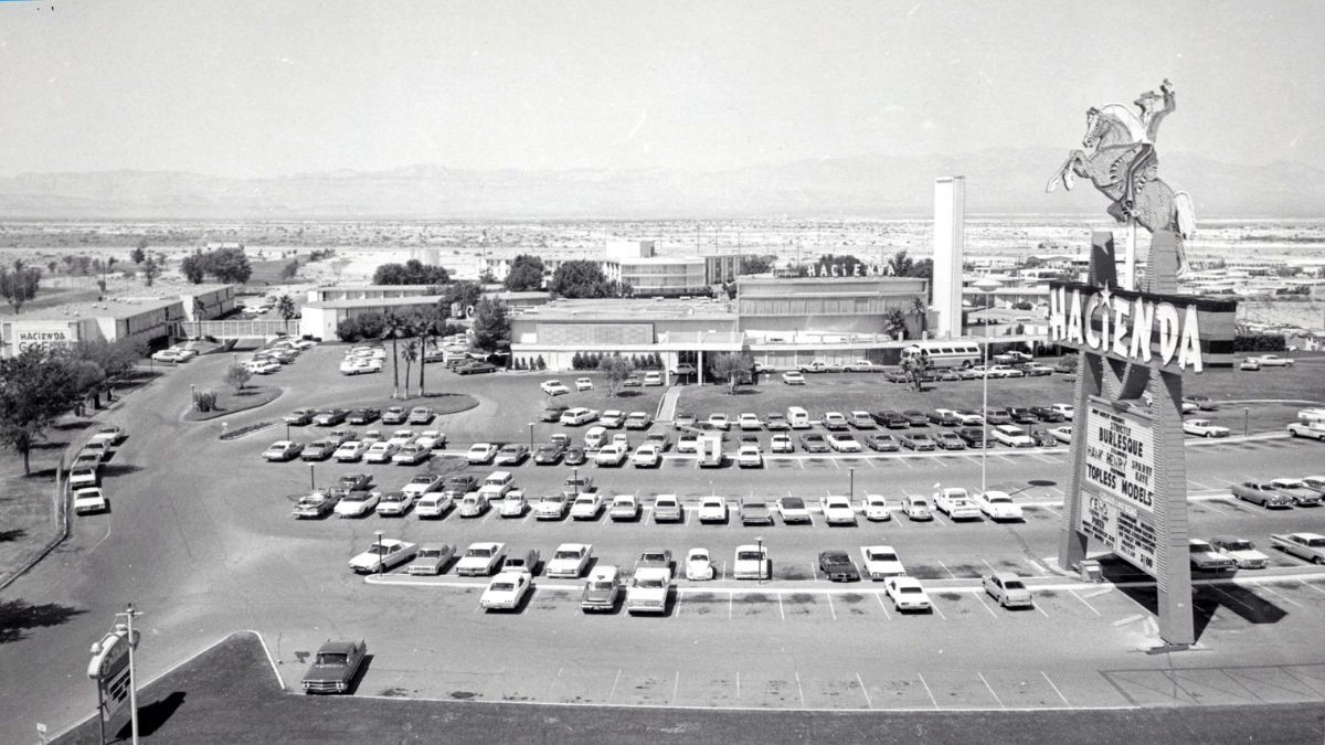 El Hacienda Hotel & Casino fue inaugurado el 17 de octubre de 1956 en el extremo sur del Strip de Las Vegas, frente al aeropuerto McCarran Field. Dos años después y, como publicidad del complejo, el piloto Bob Timm le propuso al dueño del mismo, el empresario Warren (Doc) Bayley, tratar de batir el récord mundial de permanencia en vuelo. El Hacienda Hotel & Casino fue inaugurado el 17 de octubre de 1956 en el extremo sur del Strip de Las Vegas, frente al aeropuerto McCarran Field. Dos años después y, como publicidad del complejo, el piloto Bob Timm le propuso al dueño del mismo, el empresario Warren (Doc) Bayley, tratar de batir el récord mundial de permanencia en vuelo.