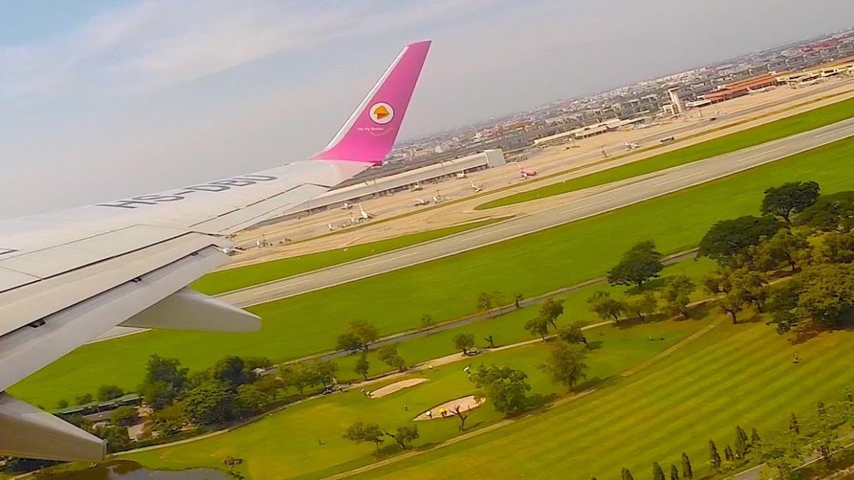 Otra imagen que únicamente se puede apreciar en el aeropuerto Don Mueang: un Boeing 737-88L de la compañía low cost tailandesa Nok Air acaba de despegar mientras, debajo, en dos bunkers, jugadores avanzan en su recorrido del campo. Otra imagen que únicamente se puede apreciar en el aeropuerto Don Mueang: un Boeing 737-88L de la compañía low cost tailandesa Nok Air acaba de despegar mientras, debajo, en dos bunkers, jugadores avanzan en su recorrido del campo.