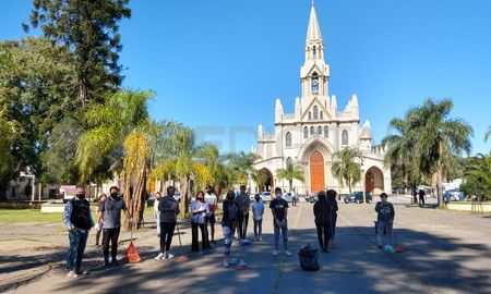 Vecinos autoconvocados realizan el mantenimiento de la plaza frente a la Basílica de Guadalupe. Vecinos autoconvocados realizan el mantenimiento de la plaza frente a la Basílica de Guadalupe.