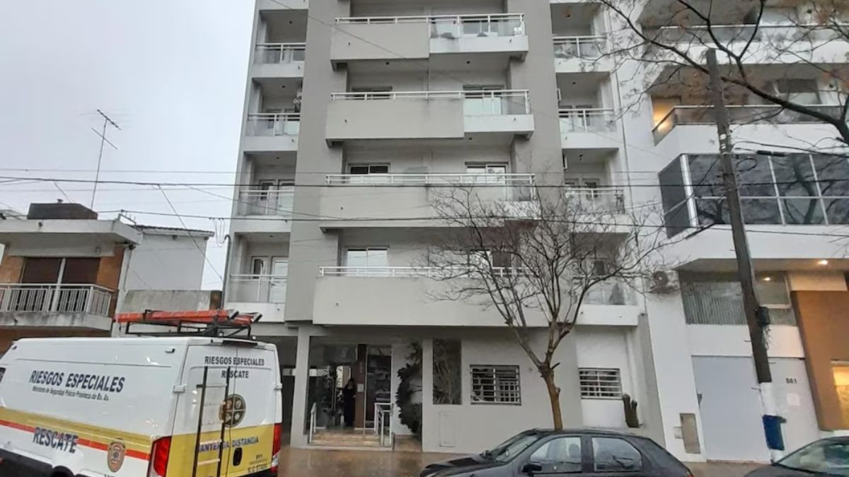 Bomberos y personal médico rescataron a la mujer tras la caída del ascensor.