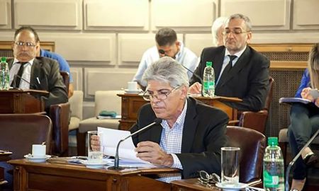 la polemica por los subsidios de los senadores santafesinos: ¿cuanto dinero reparten? la polemica por los subsidios de los senadores santafesinos: ¿cuanto dinero reparten?