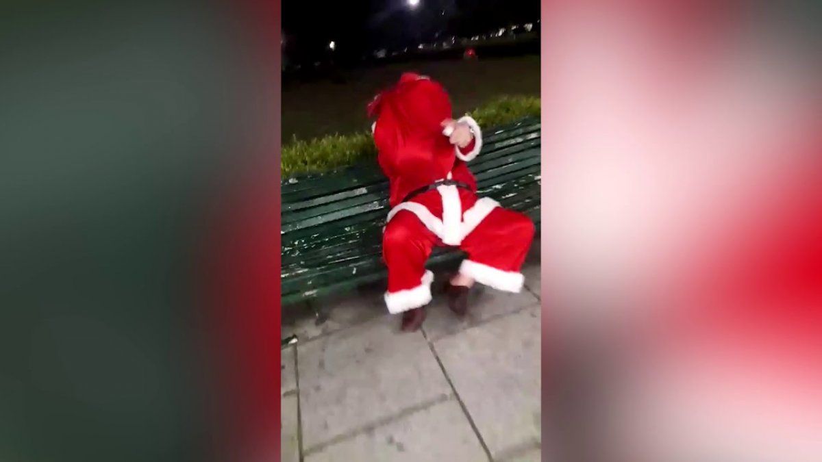 Escándalo con un Papá Noel trucho que sube el precio de la foto y maltrata a los niños