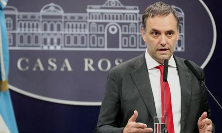 El hijo de una de las jubiladas que le vendió el departamento del barrio de Caballito a Manuel Adorni y le financió más del 85% del pago, Pablo Martin Feijoo, declaró este miércoles en tribunales. El hijo de una de las jubiladas que le vendió el departamento del barrio de Caballito a Manuel Adorni y le financió más del 85% del pago, Pablo Martin Feijoo, declaró este miércoles en tribunales.