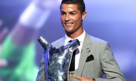 cristiano le gano la pulseada a messi y es el jugador del ano cristiano le gano la pulseada a messi y es el jugador del ano