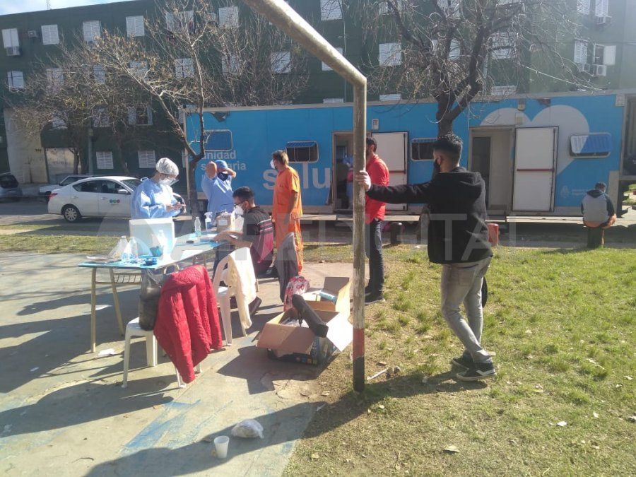 Antonella Nacimbera, coordinadora de salud encargada de la unidad sanitaria móvil comentó que los síntomas que pueden tener las personas para concurrir suelen ser tos, fiebre, dolor de garganta, dolor de cuerpo, vómitos o diarrea y se agregó recientemente el resfrío.