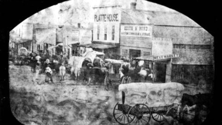 La foto de la Biblioteca Pública de Denver muestra la esquina de Blake y la Calle 15 de esa ciudad y fue tomada en 860. La barbería de Barney Ford está ubicada justo a la izquierda de Platte House.