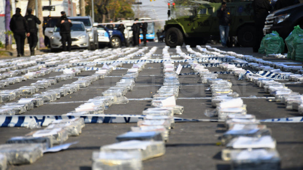 Ramírez Duque estuvo detrás del cargamento de 1600 kilos de cocaína que fue secuestrado en el barrio de Empalme Graneros. Ramírez Duque estuvo detrás del cargamento de 1600 kilos de cocaína que fue secuestrado en el barrio de Empalme Graneros.