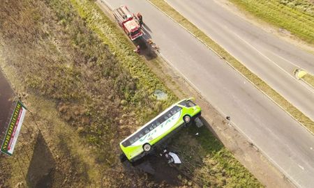 Cuatro personas murieron tras el despiste y vuelco de un colectivo en el cruce de las rutas bonaerenses 51 y 76. Cuatro personas murieron tras el despiste y vuelco de un colectivo en el cruce de las rutas bonaerenses 51 y 76.