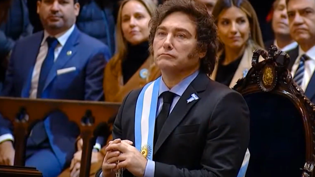 Ante la mirada atenta de Javier Milei