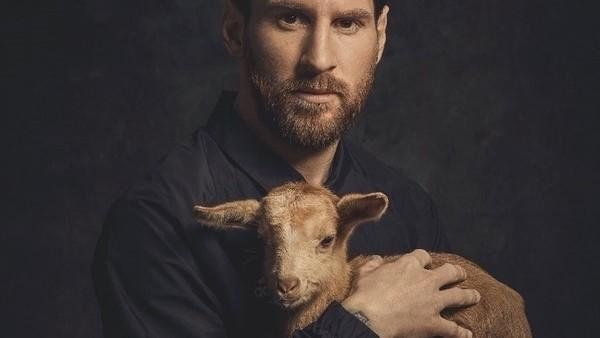 Lionel Messi posó con una cabra en brazos