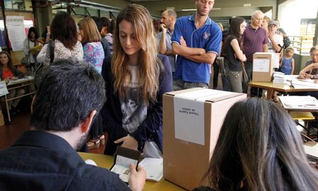 Más de un millón de jóvenes de 16 y 17 años, que representa el 3,3% de los electores del padrón, están en condiciones de votar este domingo en las elecciones generales. Más de un millón de jóvenes de 16 y 17 años, que representa el 3,3% de los electores del padrón, están en condiciones de votar este domingo en las elecciones generales.
