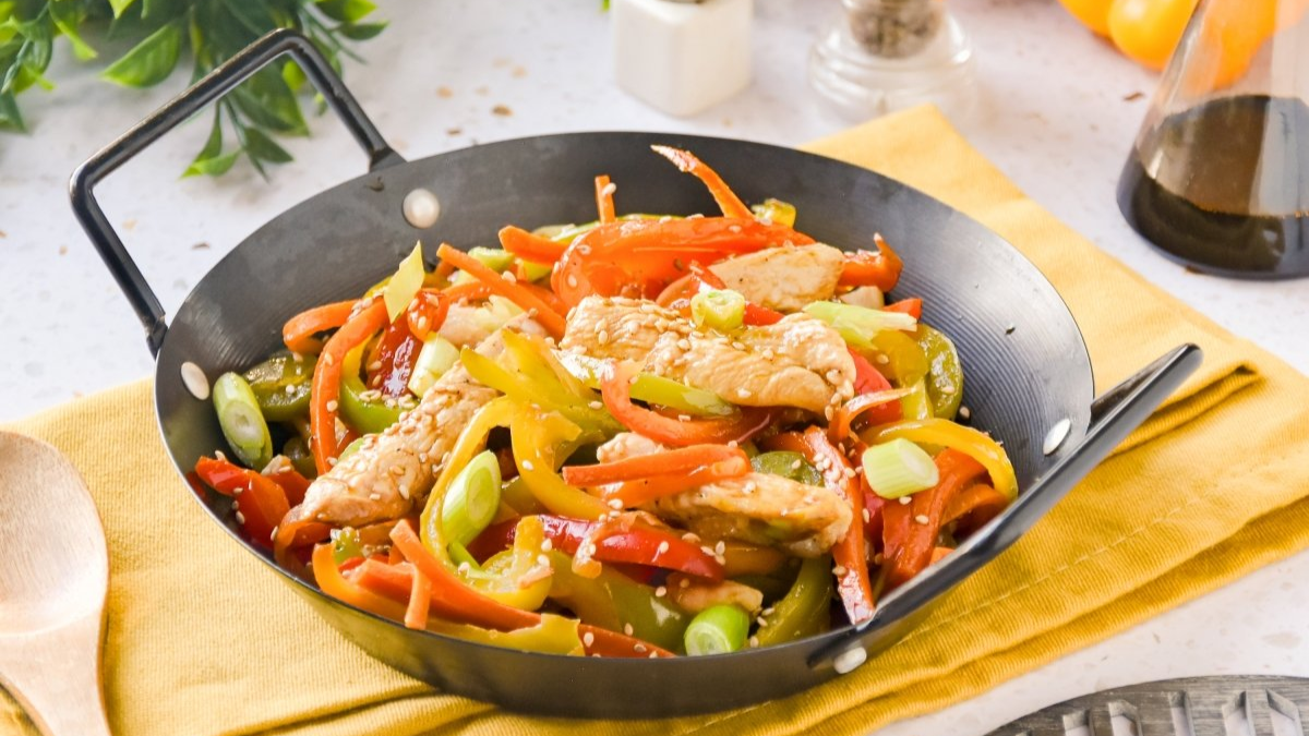 Receta de wok de pollo y verduras.