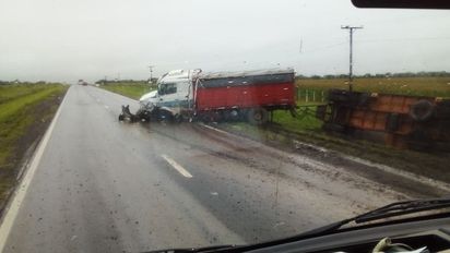 Accidente fatal en la Ruta 4: choque entre un camión y un auto a la altura de María Luisa