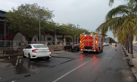 Los bomberos zapadores llegaron al shopping y constataron que no había peligro. Los bomberos zapadores llegaron al shopping y constataron que no había peligro.