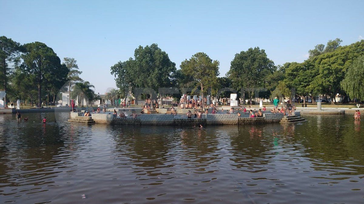 Los piletones del Parque Juan de Garay se convirtieron en el refugio para refrescarse.