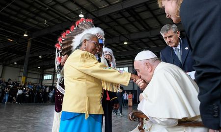 En su primera actividad en suelo canadiense, el Papa fue recibido por el premier Justin Trudeau y por representantes de los grupos indígenas. En su primera actividad en suelo canadiense, el Papa fue recibido por el premier Justin Trudeau y por representantes de los grupos indígenas.
