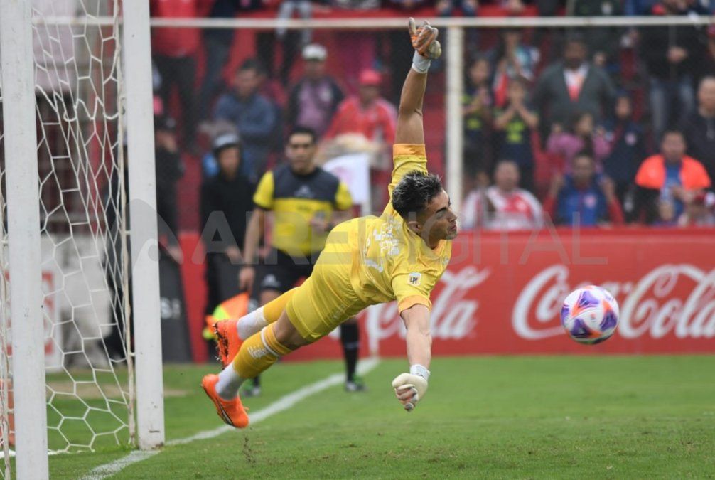 Santiago Mele será arquero del Junior de Barranquilla, luego de que Unión no pueda igualar la oferta que el equipo colombiano le hizo a Plaza Colonia. Santiago Mele será arquero del Junior de Barranquilla, luego de que Unión no pueda igualar la oferta que el equipo colombiano le hizo a Plaza Colonia.